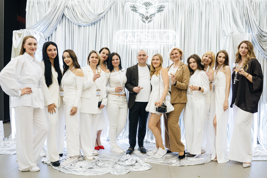 Велика премʼєра колекції KAPSULA by InWhite: лікарі на подіумі, нагороди та благодійність