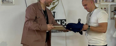 Хірург з «Азовсталі» передав музею In White свою медичну форму, в якій пройшов полон