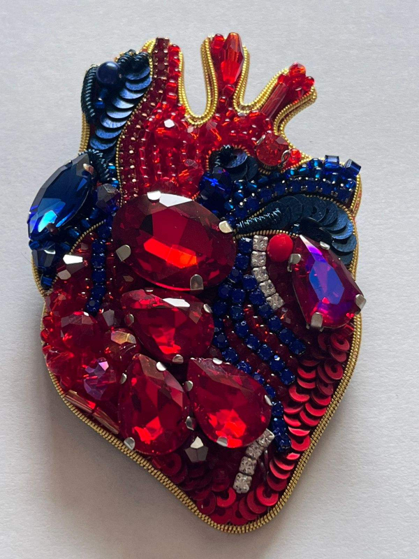 Брошка "Серце червоне, сині камені" Ручна робота - фото
