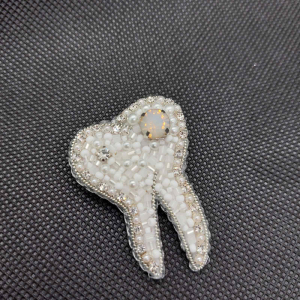 Брошка "Зуб асиметричний білий" Ручна робота Брошка "Зуб асиметричний білий" Ручна робота - фото