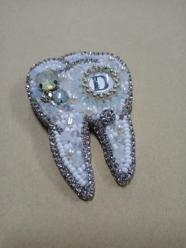 Брошка "Зуб Дантист", ручна робота - фото